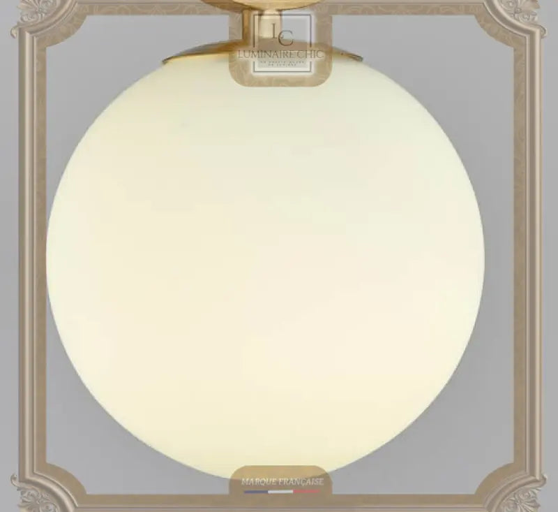 Suspension métal doré en forme de boule de verre au design moderne